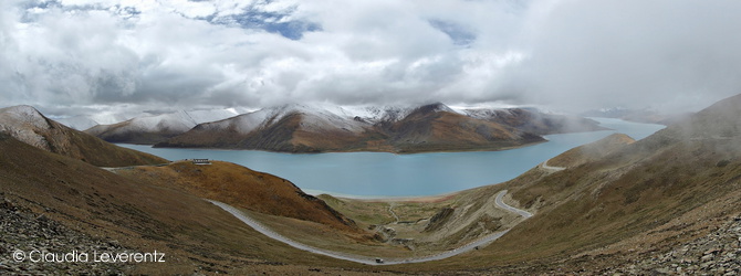 Panorama-Blick vom Khampa-La-Pass (4.800m) auf den Yamdrok Tso Lake (4.400m)