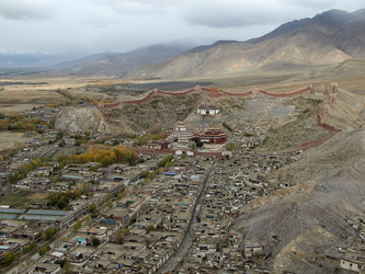 Blick von der Festung auf die Klosteranlage Palkhor