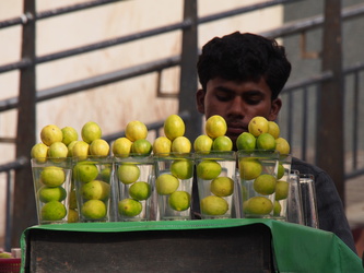 Limetten-Limo am Straßenrand