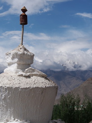 Chörten auf dem Weg zur Shanti Stupa