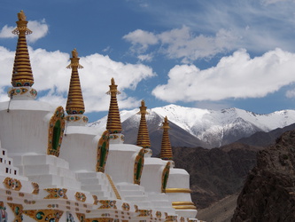 Stupas vor schneebedeckten Bergen