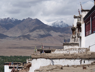 Kloster Thikse vor der Bergwelt Ladakhs