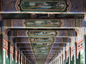 Kunstvoll bemalter Säulengang am Sommerpalast