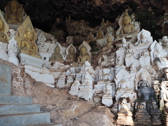 Höhle mit Buddha-Statuen