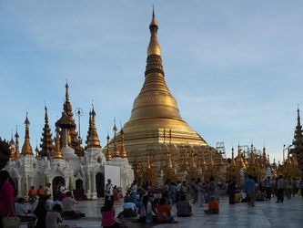 Gläubige vor der Shwedagon Pagode