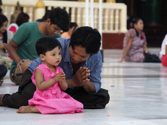Gebet an der Shwedagon Pagode