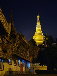 Shwedagon Pagoda bei Nacht