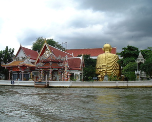 Tempel am Rande der Khlongs