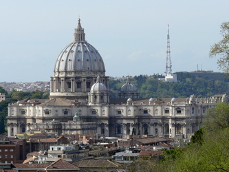 Blick auf die Peterskirche vom Piazzale Giuseppe Garibaldi