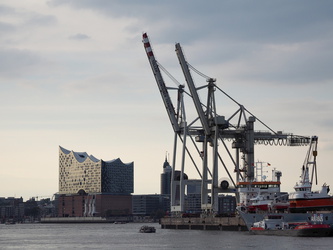 Elbphilharmonie und Krane