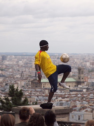 Fußball-Artist am Montmartre