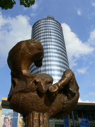 Jena - Skulptur vor dem JenTower