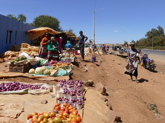 Obst- und Gemüsemarkt am Straßenrand