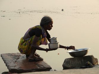 Varanasi - Geschirr spülen im Ganges