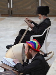Beim Gebet - Es ist Purim, daher der bunte Hut