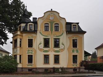 Löbau - Kunstvolle Fassade in der August-Bebel-Straße