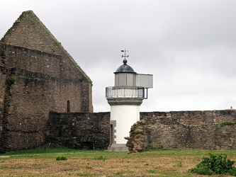 Plougonvelin - Kleiner Leuchtturm an der Abtei-Ruine