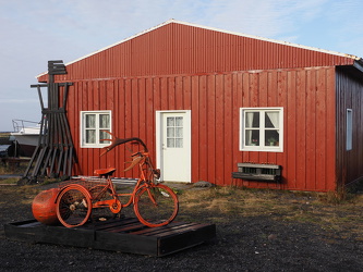 Hellisandur - Rotes Haus mit rotem Fahrrad