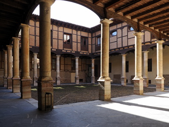 Leon - Innenhof mit Säulen