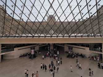 Louvre - Glaspyramide über der Eingangshalle