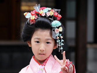 Meiji-Schrein - Mädchen mit traditioneller Kleidung