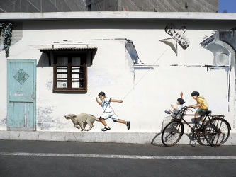 1000 Trees - Alte Fassade mit Streetart
