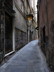 Alte Laterne in Gasse