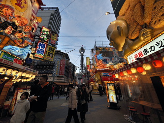 Fußgängerzone mit Blick auf den Tsūtenkaku-Tower