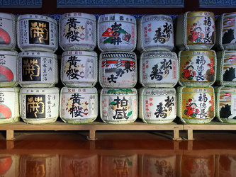 Riesige Sake-Fässer am Toshogu-Schrein